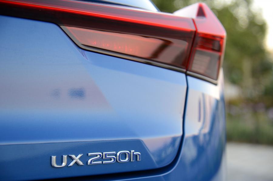 Детали экстерьера Lexus UX250h 2019 года  (ZA) (фото 2 из 21)